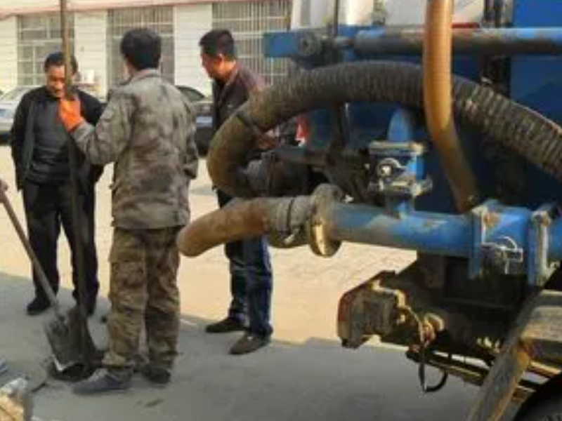 潞城附近疏通下水道抽污水泥浆